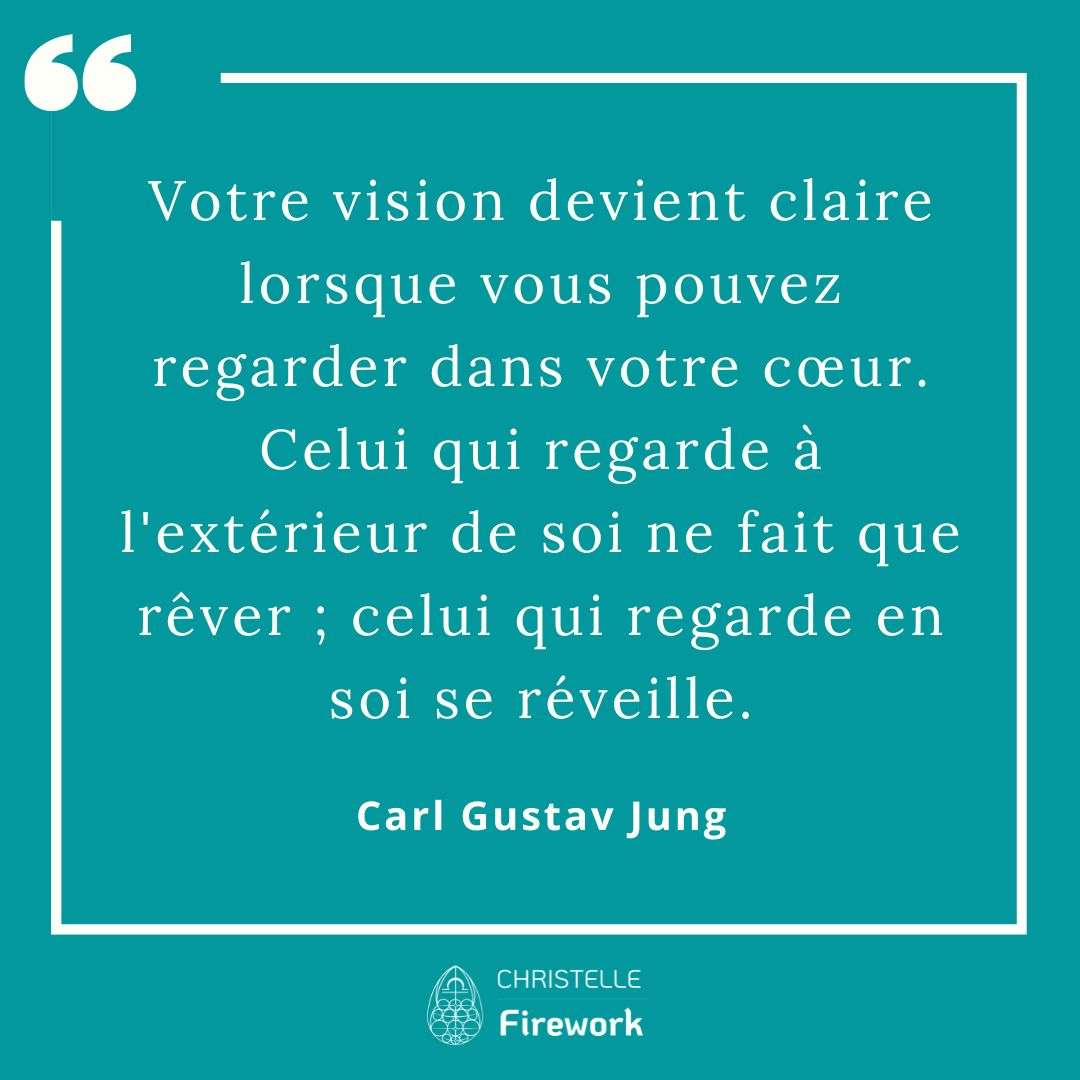 Votre vision devient claire lorsque vous pouvez regarder dans votre cœur. Celui qui regarde à l'extérieur de soi ne fait que rêver ; celui qui regarde en soi se réveille. - Carl Gustav Jung