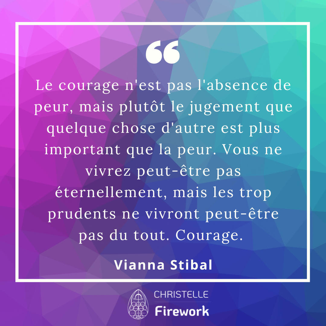 Le courage n'est pas l'absence de peur, mais plutôt le jugement que quelque chose d'autre est plus important que la peur. Vous ne vivrez peut-être pas éternellement, mais les trop prudents ne vivront peut-être pas du tout. Courage. - Vianna Stibal