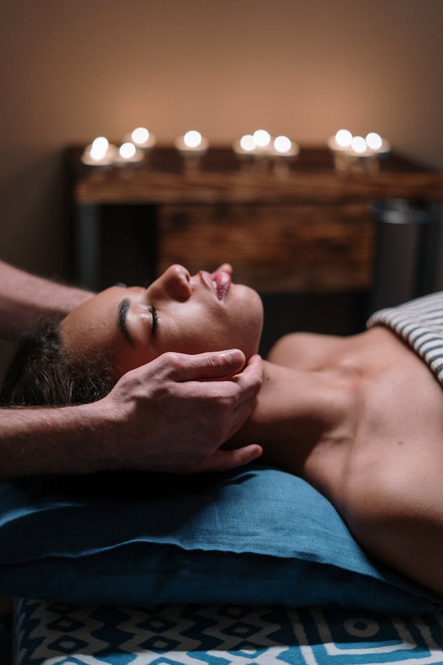 Massage Holistique massage-holistique - bien-être - relaxation - énergie - corps - esprit - détente - équilibre - santé - bien-être mental - bien-être physique - médecine douce - thérapie - harmonie - sérénité