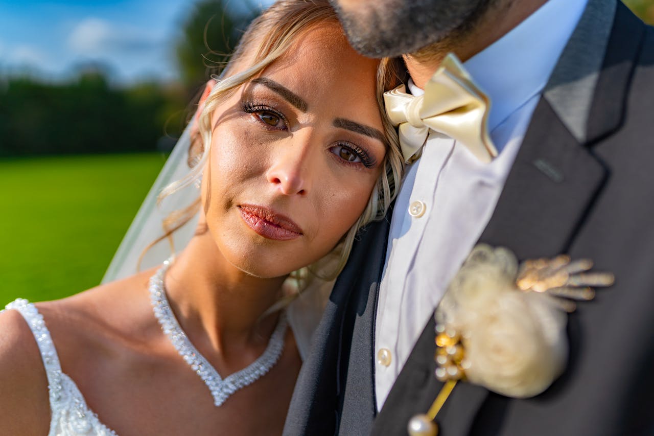 Love bomber : comprendre le profil psychologique du manipulateur 1 Illustration du concept de love bomber dans une relation amoureuse.