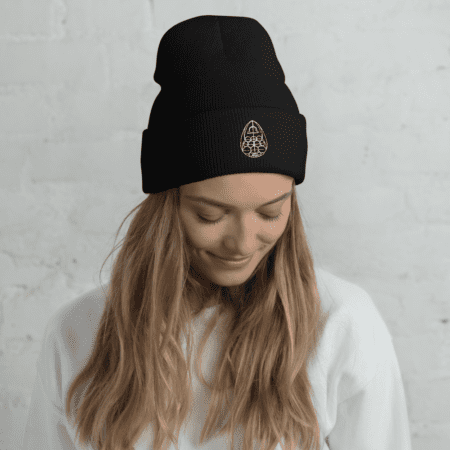 Un bonnet unisexe à revers, doux et chaud, avec un logo vibratoire « Le créateur c’est vous » brodé à l'avant. Un symbole de lumière et de souveraineté, présenté sur un fond neutre et élégant.