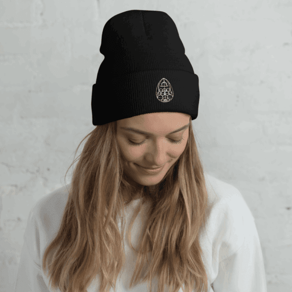 Un bonnet unisexe Ă  revers, doux et chaud, avec un logo vibratoire « Le crĂ©ateur câest vous » brodĂ© Ă  l'avant. Un symbole de lumiĂšre et de souverainetĂ©, prĂ©sentĂ© sur un fond neutre et Ă©lĂ©gant.