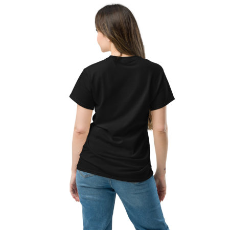 T-shirt unisexe en coton suspendu sur un cintre devant un fond clair