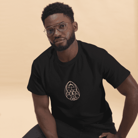 Zoom sur la matière coton du t-shirt unisexe et ses coutures