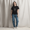 T-shirt en coton unisexe plié sur fond neutre