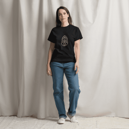 T-shirt en coton unisexe plié sur fond neutre