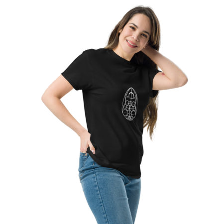 Deux personnes portant un t-shirt unisexe dans un cadre lifestyle